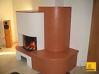 Ein Wohnzimmer mit Kamin und Lautsprechern.