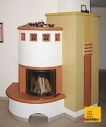 Ein Kamin mit rundem Fenster in einem Wohnzimmer.