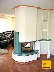 Ein Wohnzimmer mit Kamin und Couch.