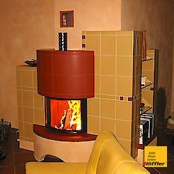 Ein Wohnzimmer mit Kamin und gelbem Sofa.