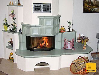 Ein Wohnzimmer mit Kamin und Holzkorb.