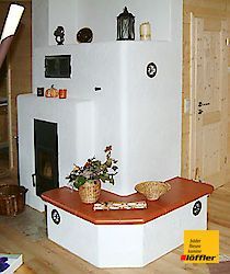 Ein Wohnzimmer mit Kamin und Bank.