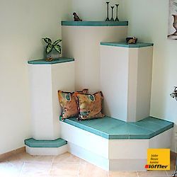 Eine Eckbank mit Kissen und Regalen in einem Wohnzimmer.