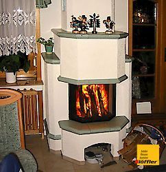 Ein Wohnzimmer mit Kamin und Sessel.