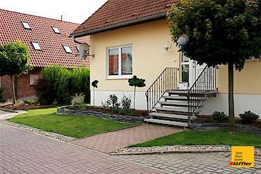 Ein Haus mit einer Treppe, die zur Haustür hinaufführt