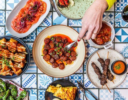 Paella, côtes de bœufs et patatas bravas à Lausanne - Bar à Tapas AIPES