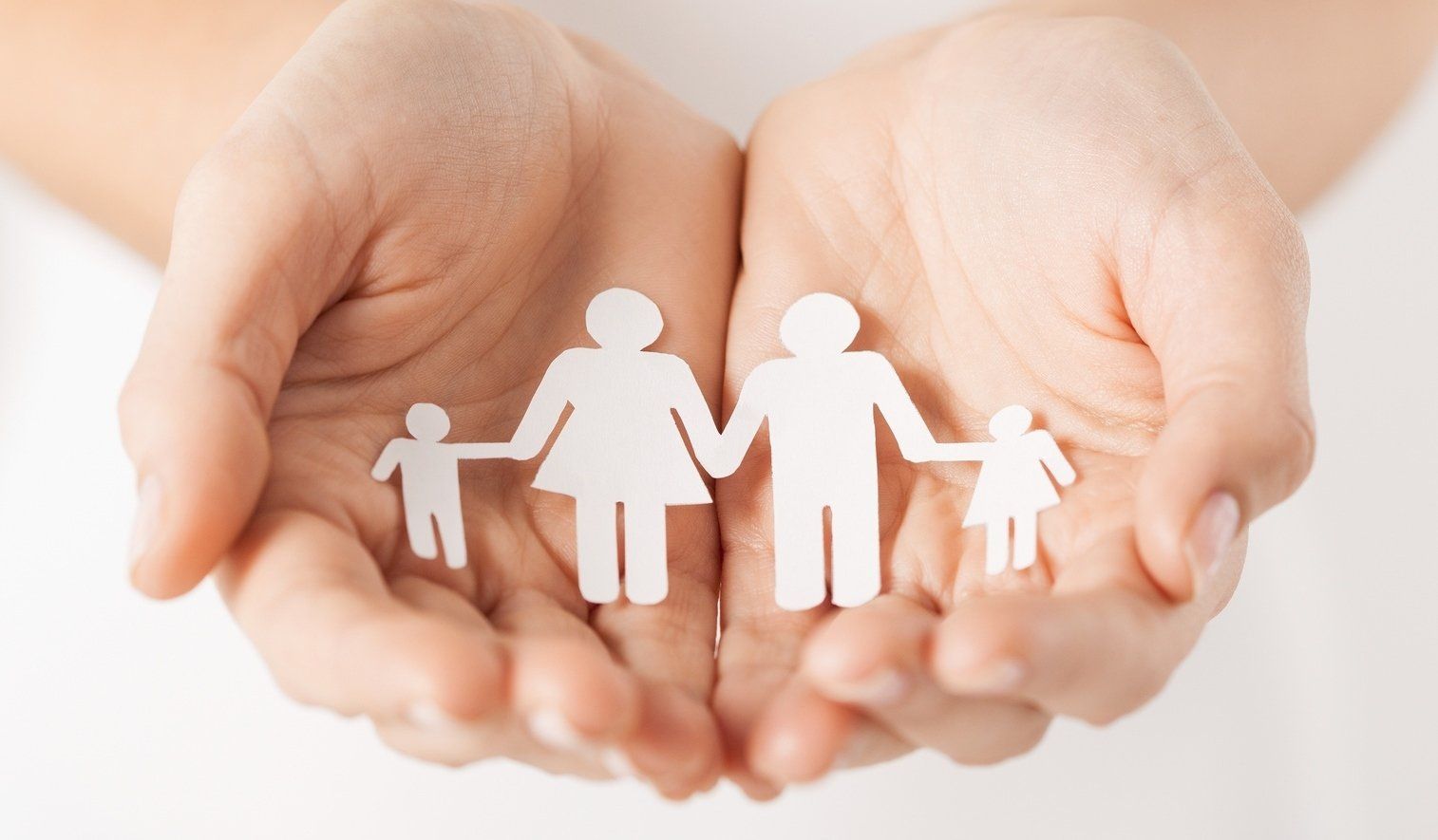 Mains avec une famille