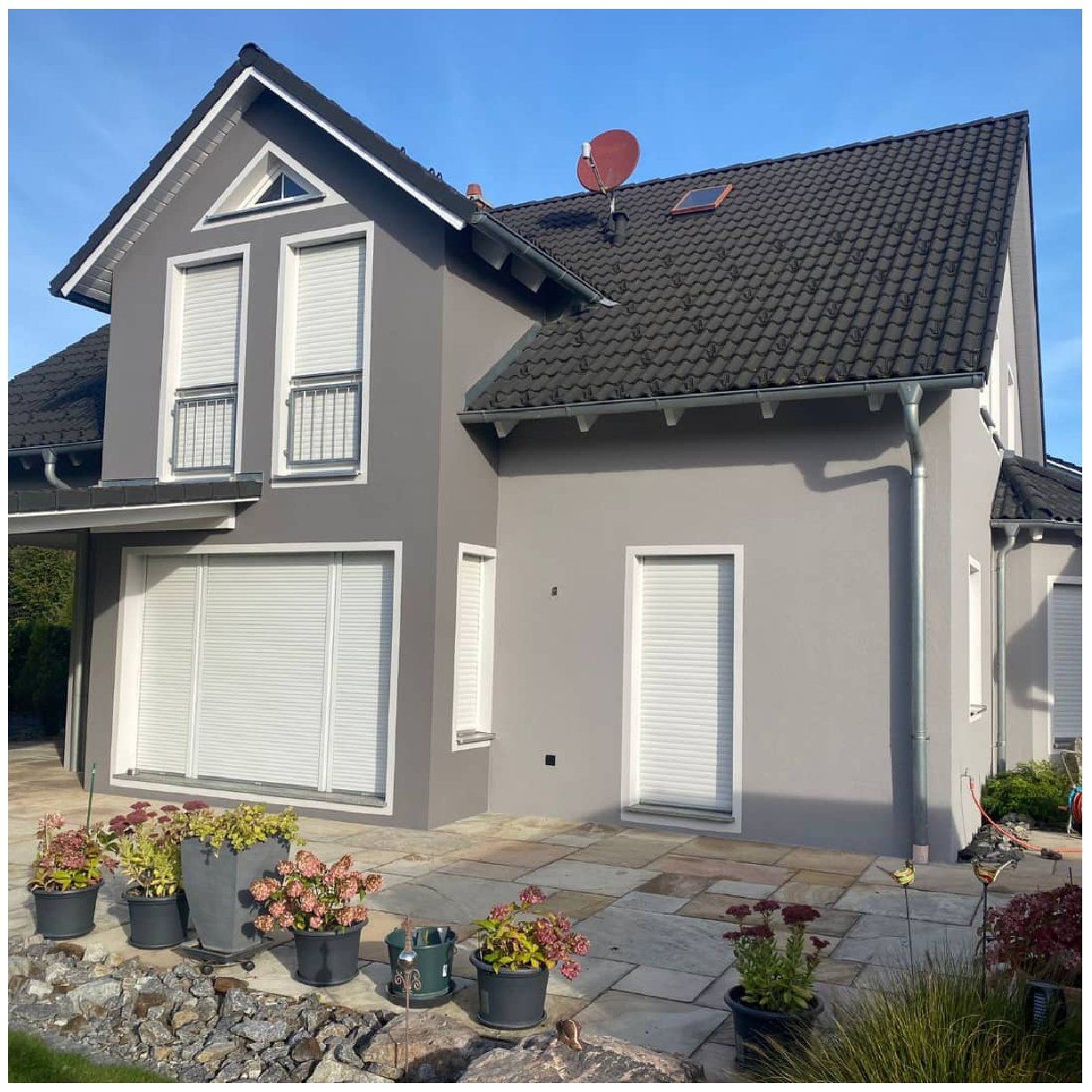 Einfamilienhaus in Hellgrau mit Rolläden 