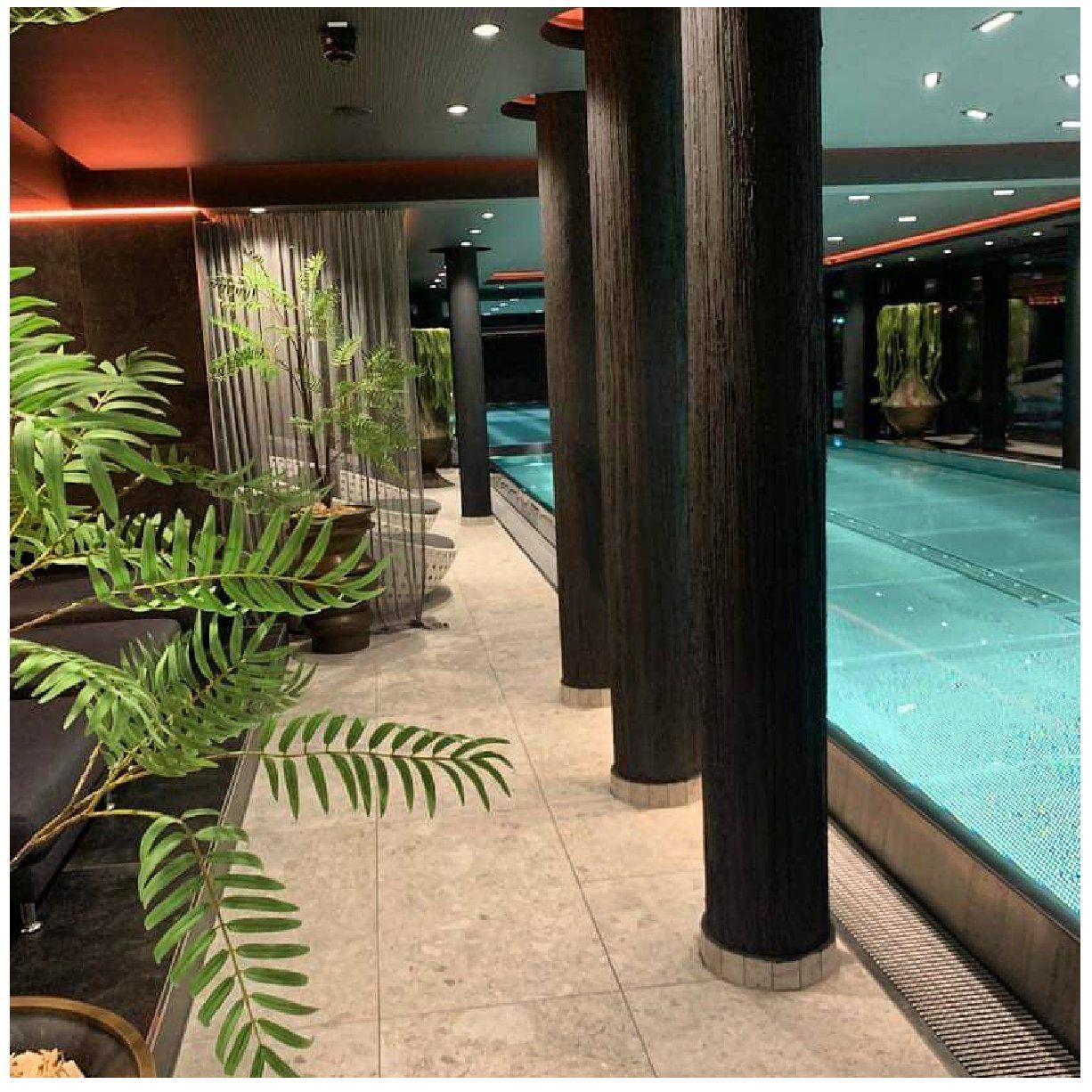 Frisch saniertes Schwimmbad mit neuen Fliesen und neuer Einrichtung