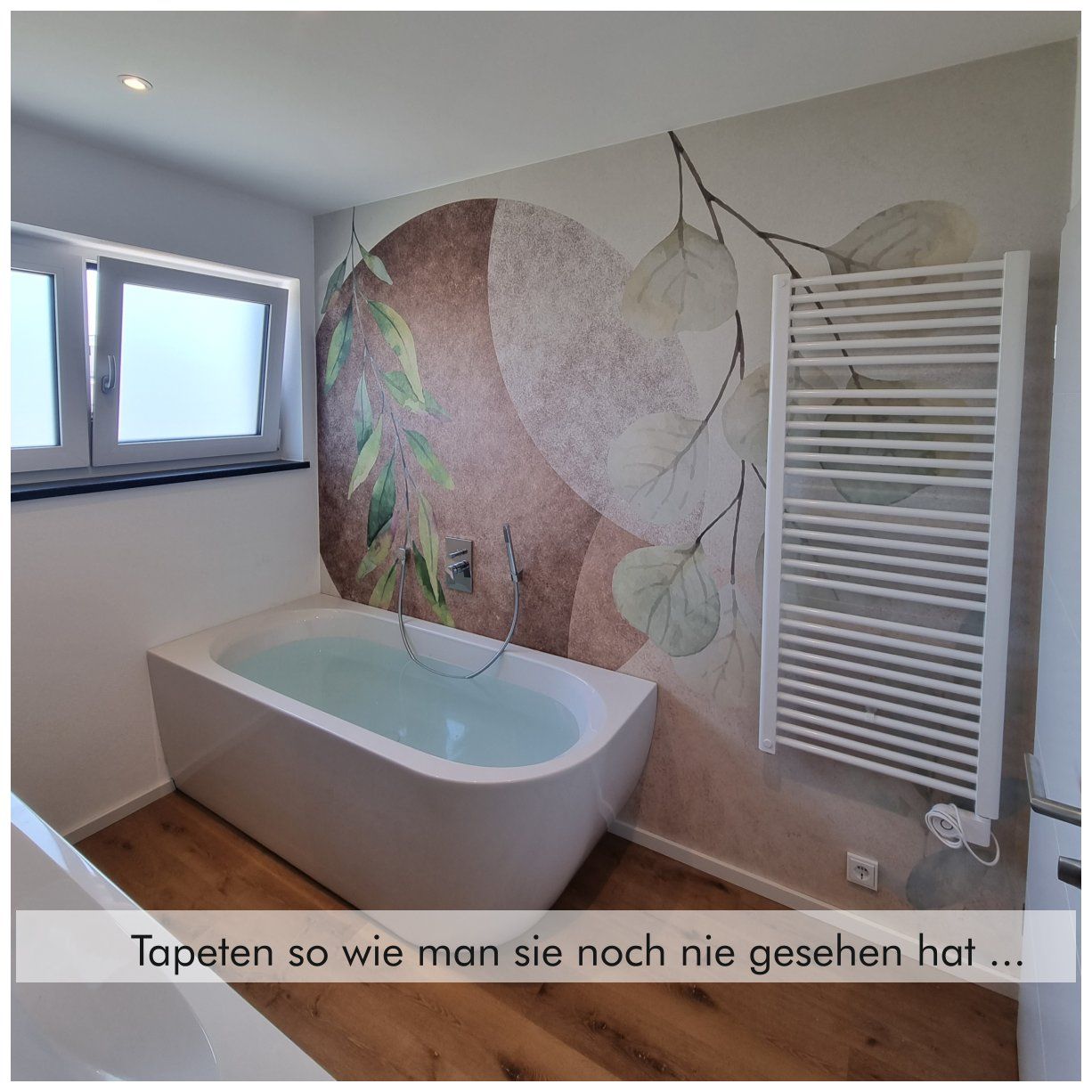 Badezimmer mit einer gemusterten Tapete