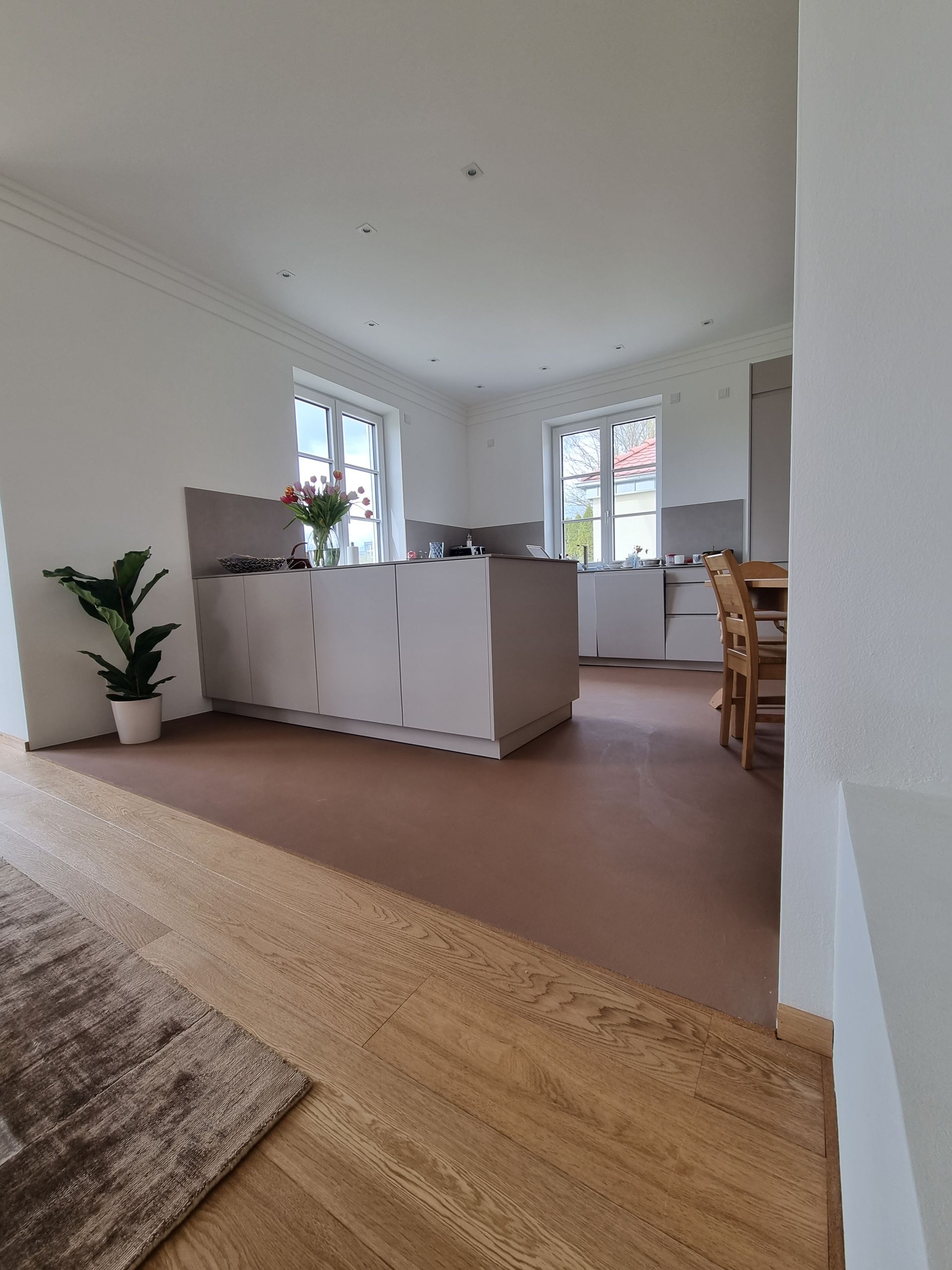 Modern eingerichtetes Wohnzimmer mit Wänden in Betonoptik