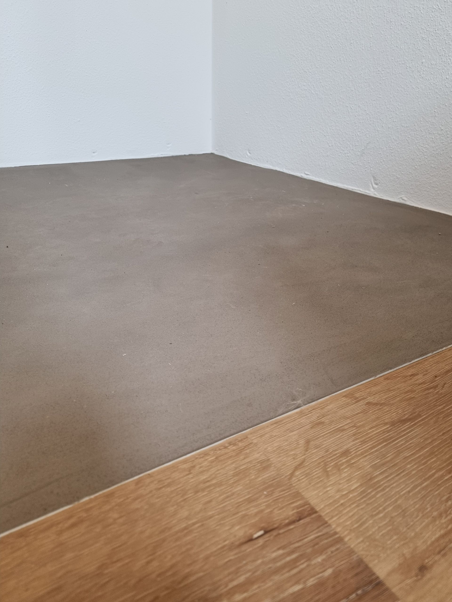 Boden in Steinoptik anschließend an einem Holzboden