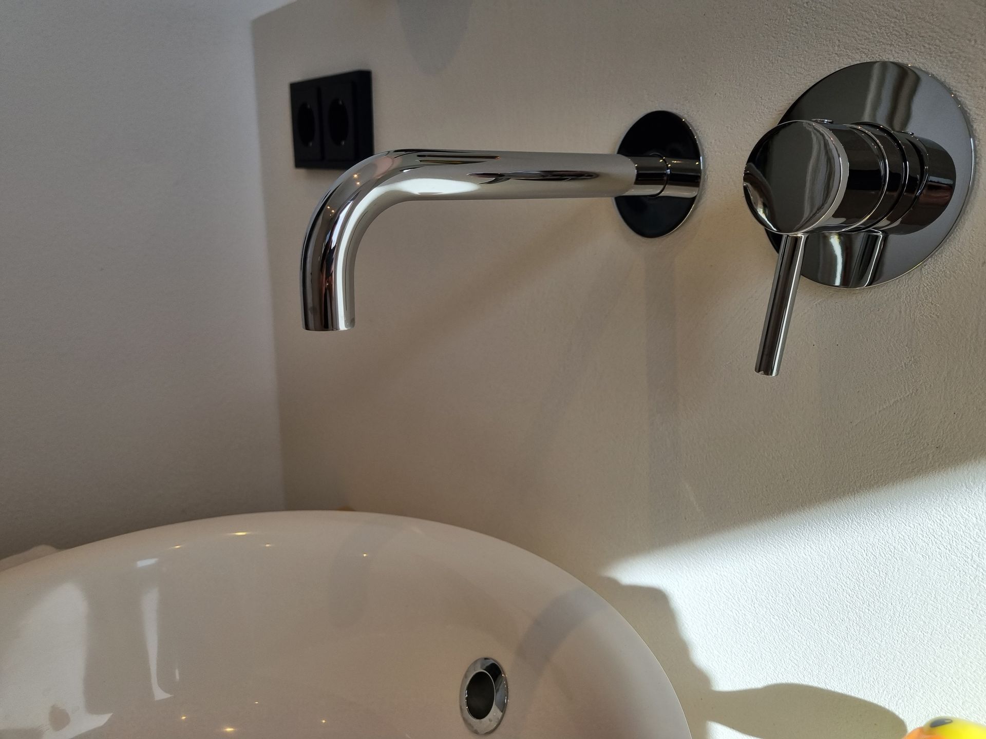 Nahaufnahme einer neuen Badezimmerarmatur 