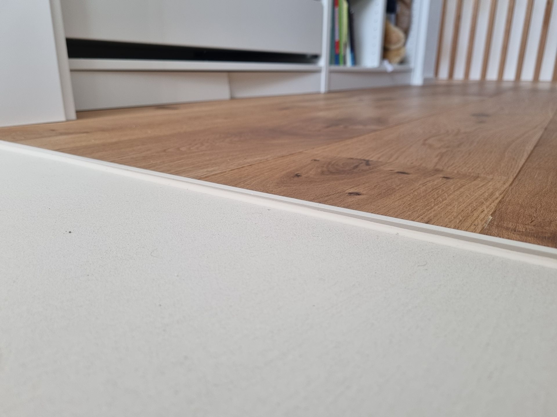 Zwei verschiedene Bodenbeläge: Einer aus Stein, der andere aus Holz