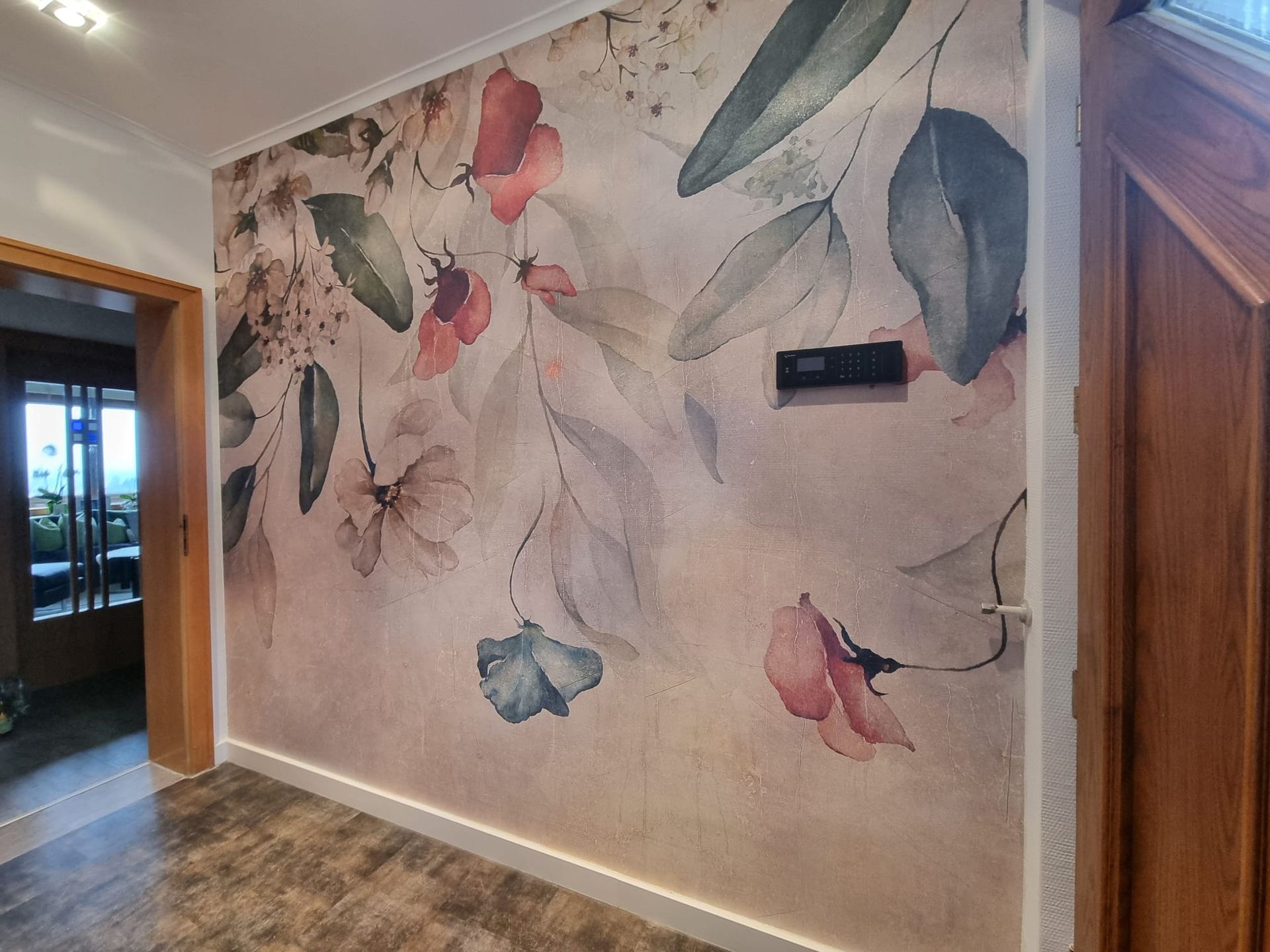 Wand im Flur mit einer dezenten, floralen Fototapete