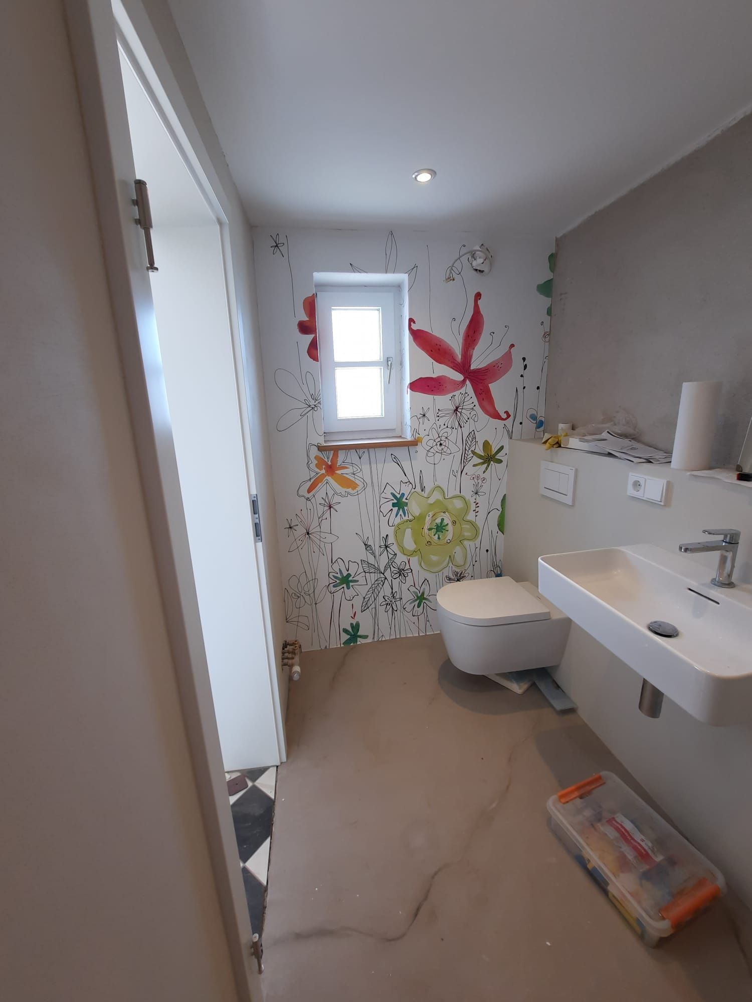 Kleines Badezimmer in Weiß und Beige mit einer floralen Fototapete