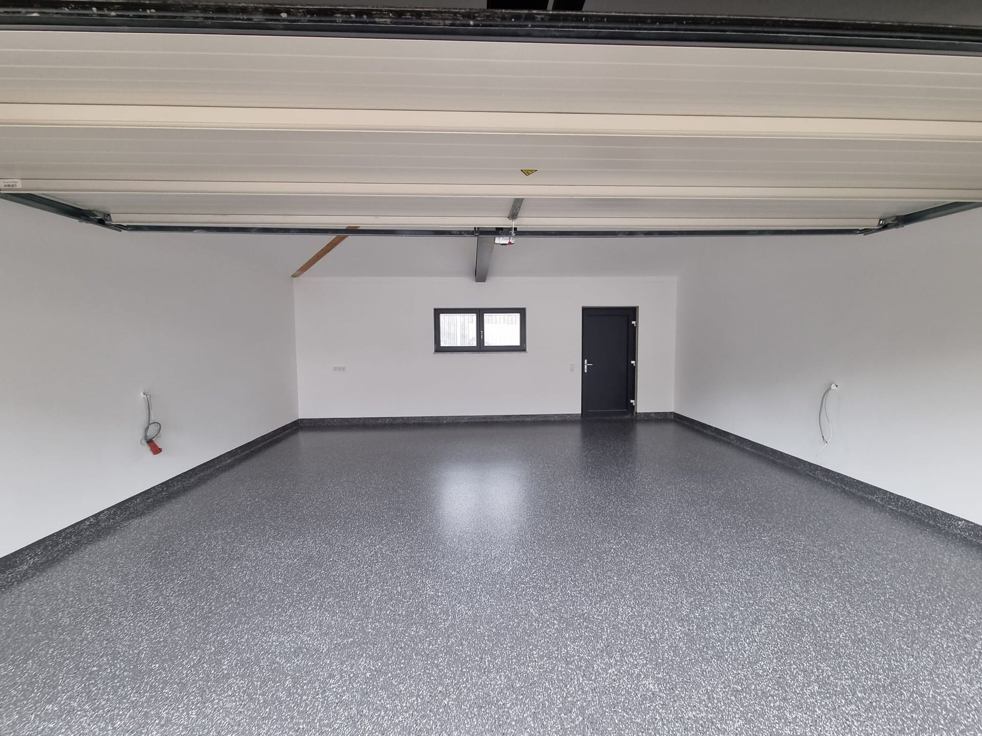 Grau gesprenkelter Boden mit Spezialbeschichtung in einer Garage