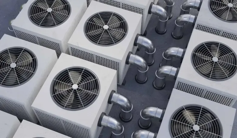La computadora portátil muestra un modelo 3D con un escáner y un objeto. El objeto está sobre una plataforma giratoria.