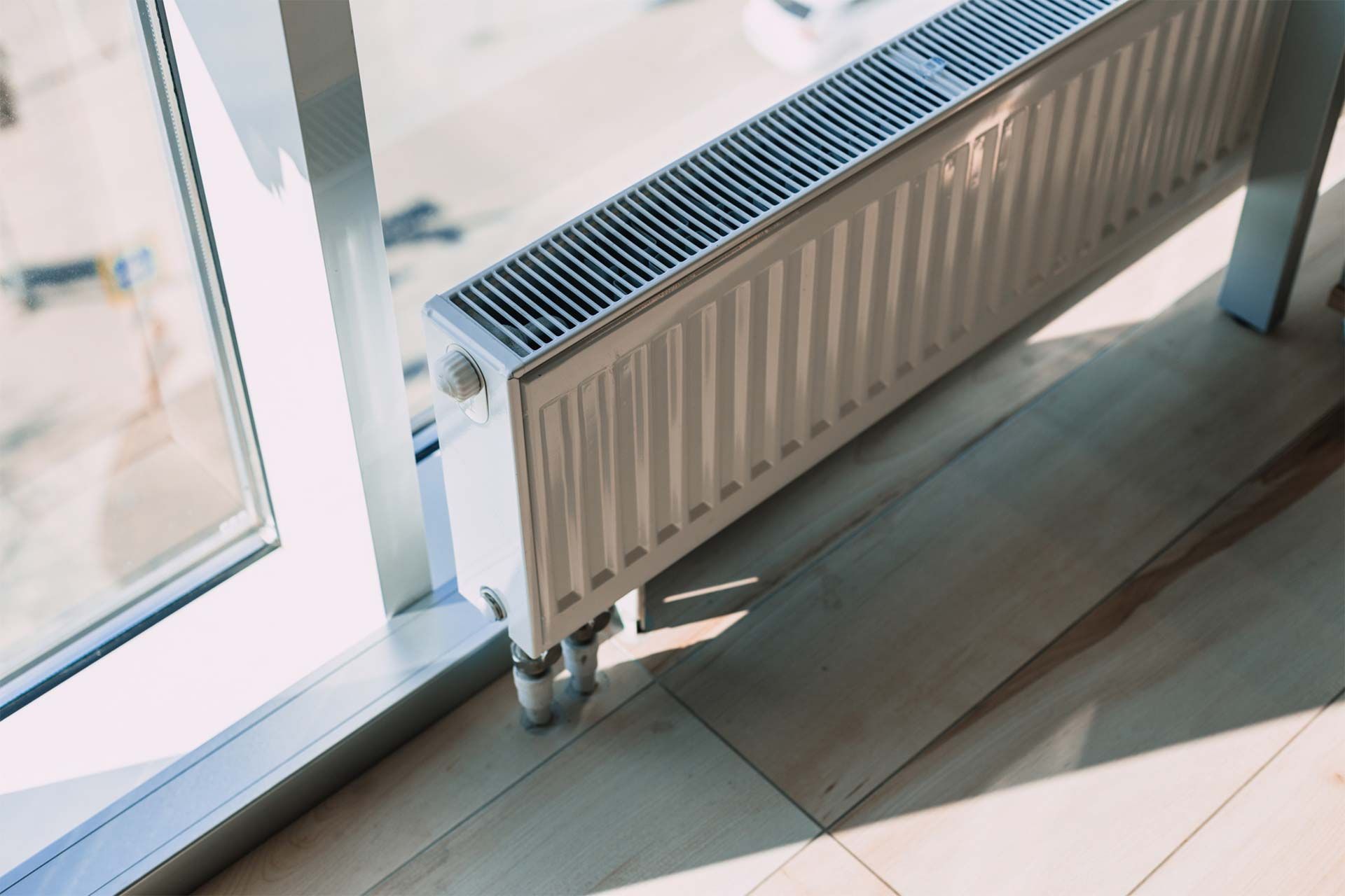 La computadora portátil muestra un modelo 3D con un escáner y un objeto. El objeto está sobre una plataforma giratoria.