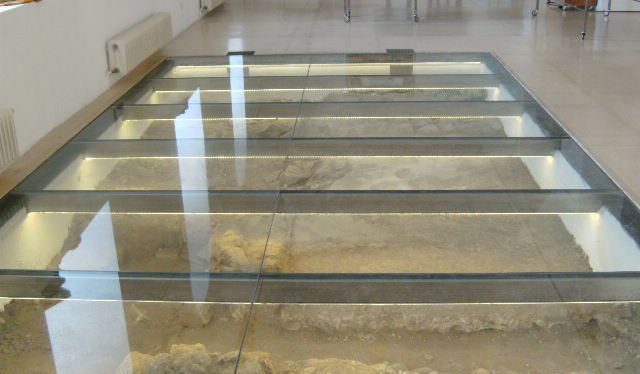 Un piso de cristal con algunas luces encima.