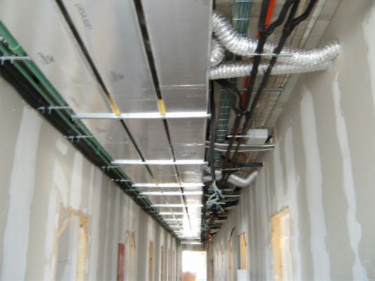 Un pasillo con muchos cables colgando del techo.