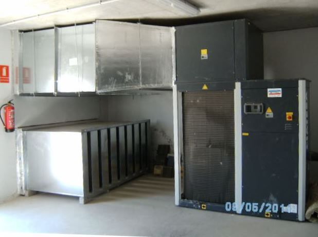 Una habitación con un extintor de incendios y una caja que dice 05/2014