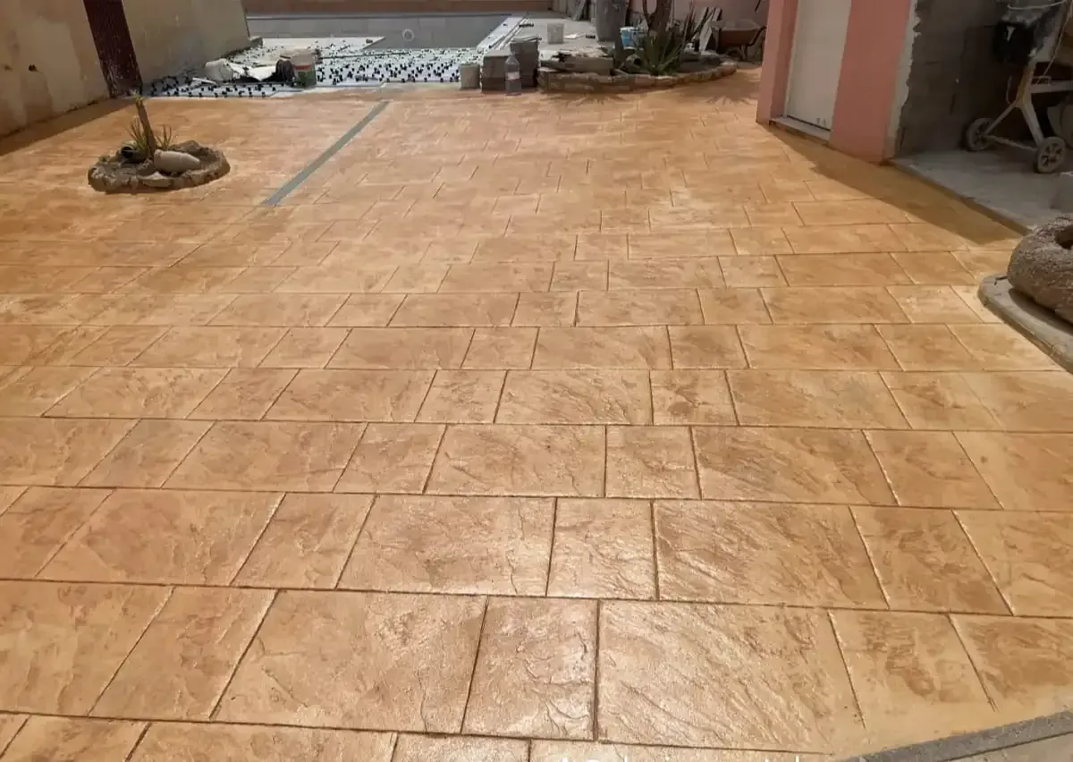 Patio de hormigón estampado con un patrón de piedra marrón.