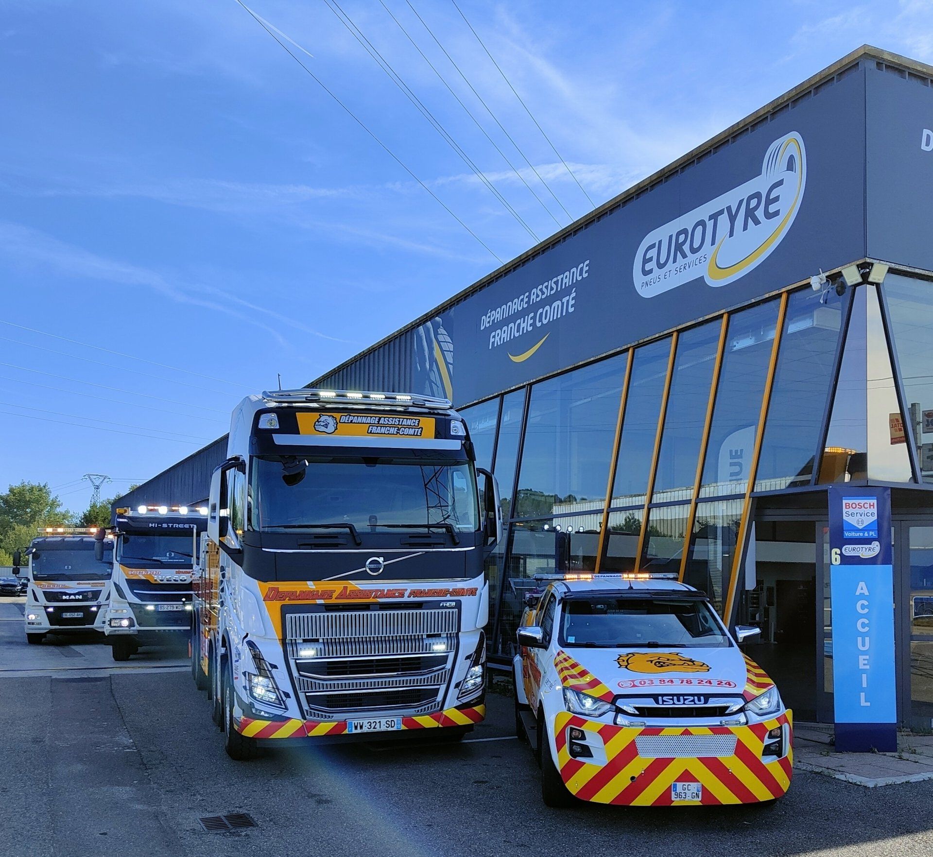 Trois véhicules de dépannage devant notre garage