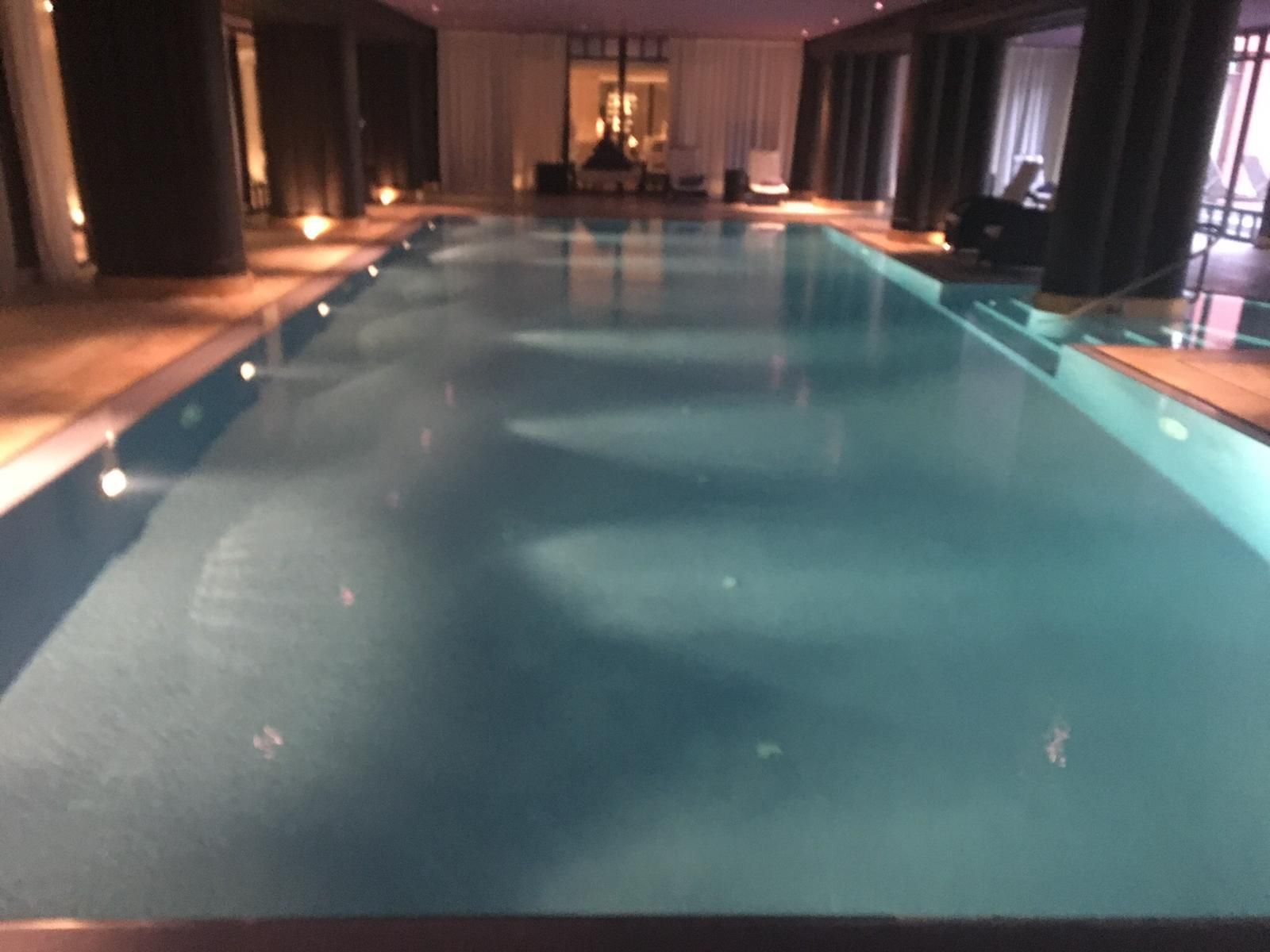 piscine de nuit