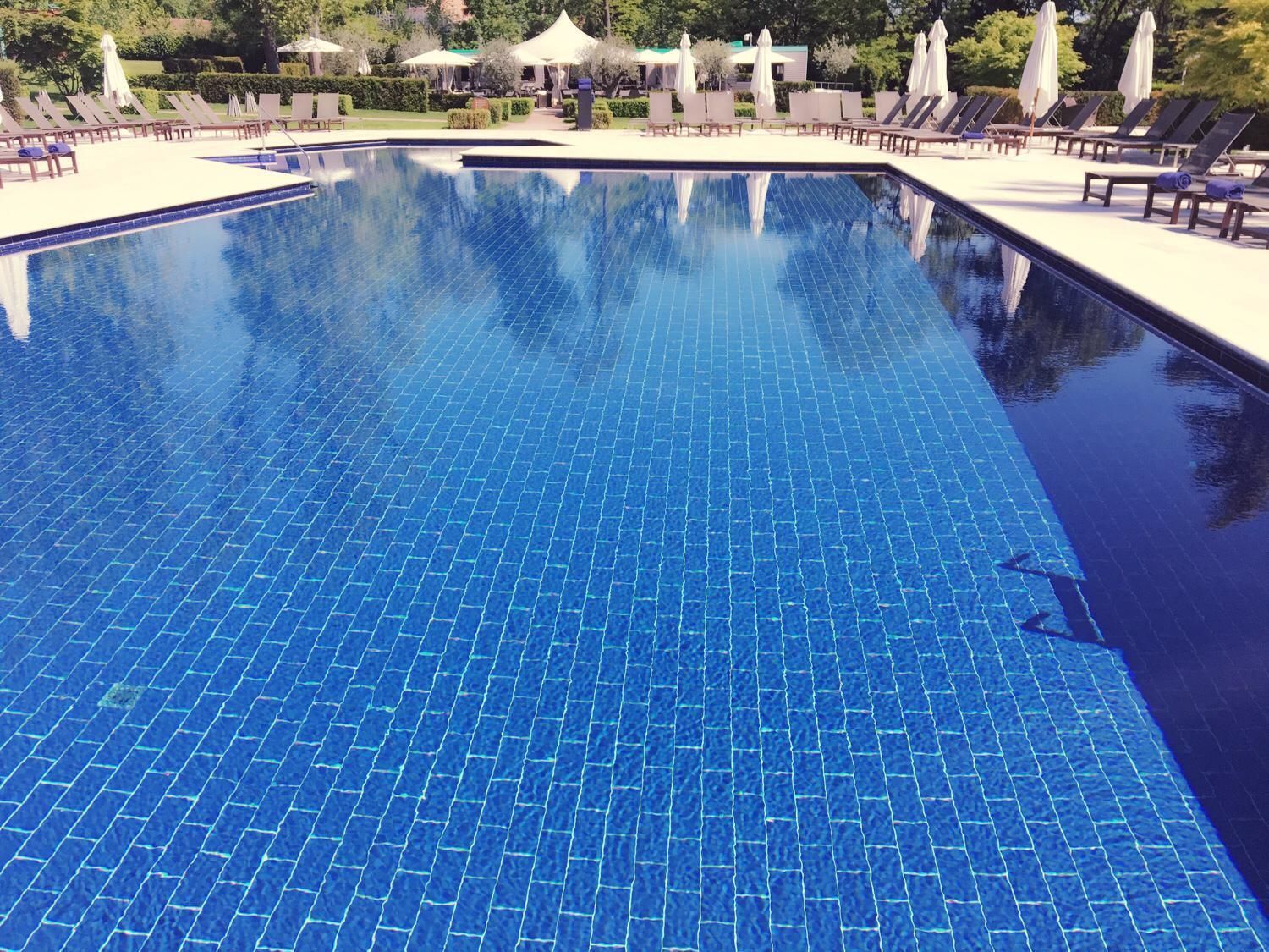 piscine au fond carrelé