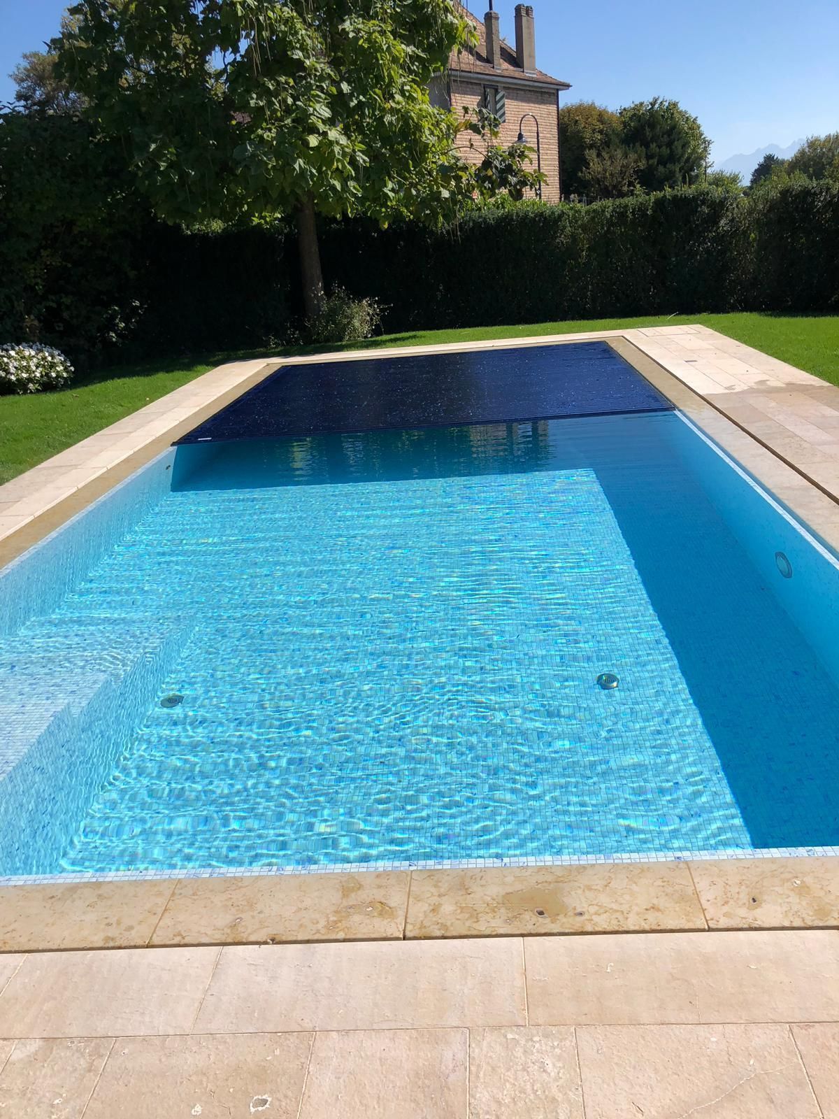 piscine à fond bleu