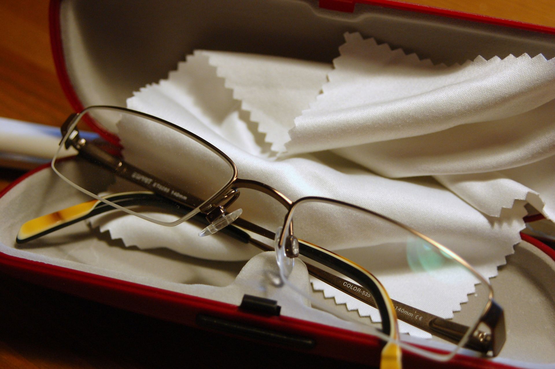 Étuis en cuir avec chiffonnette pour lentilles de contact 