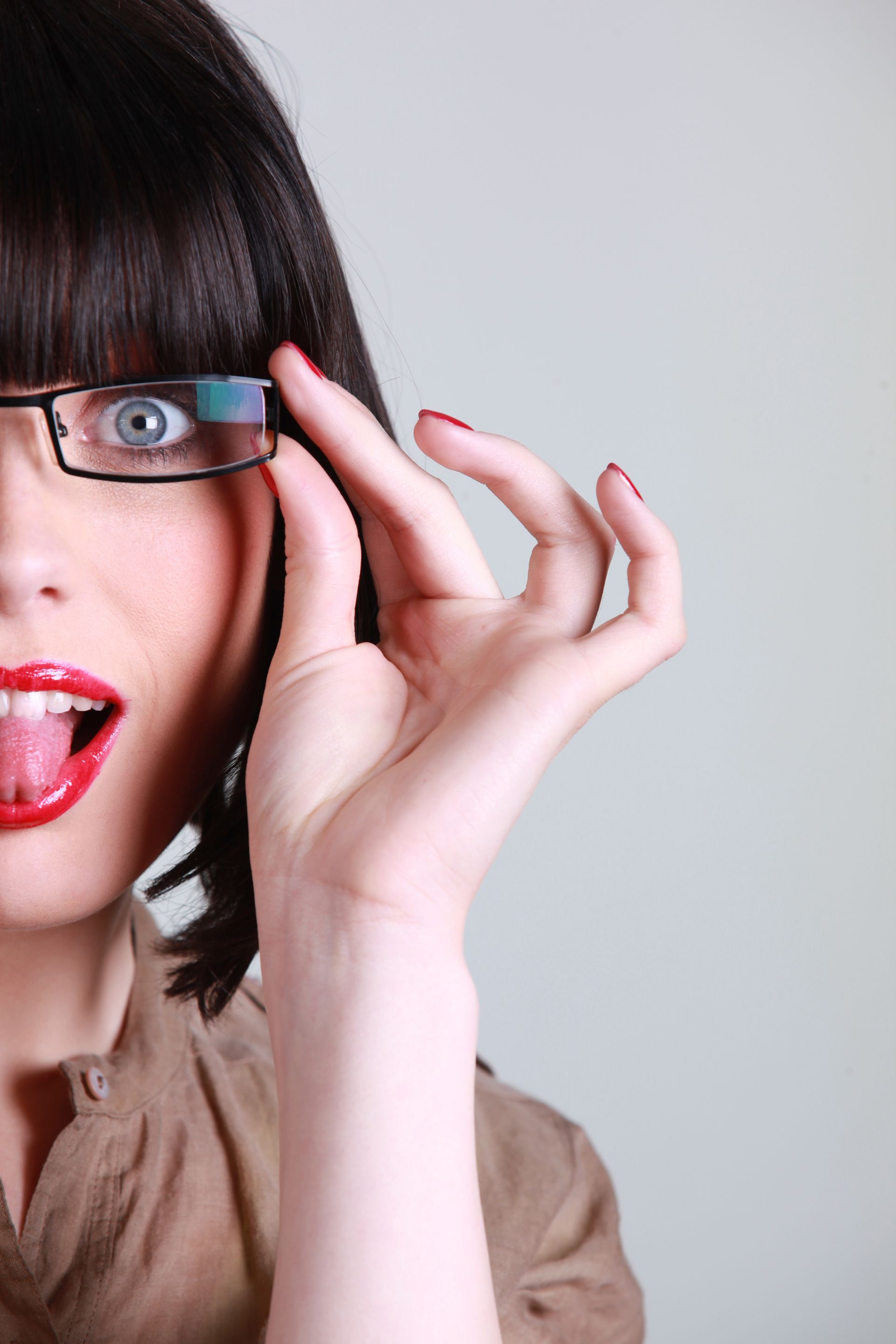 Femme avec une paire de lunettes de vue