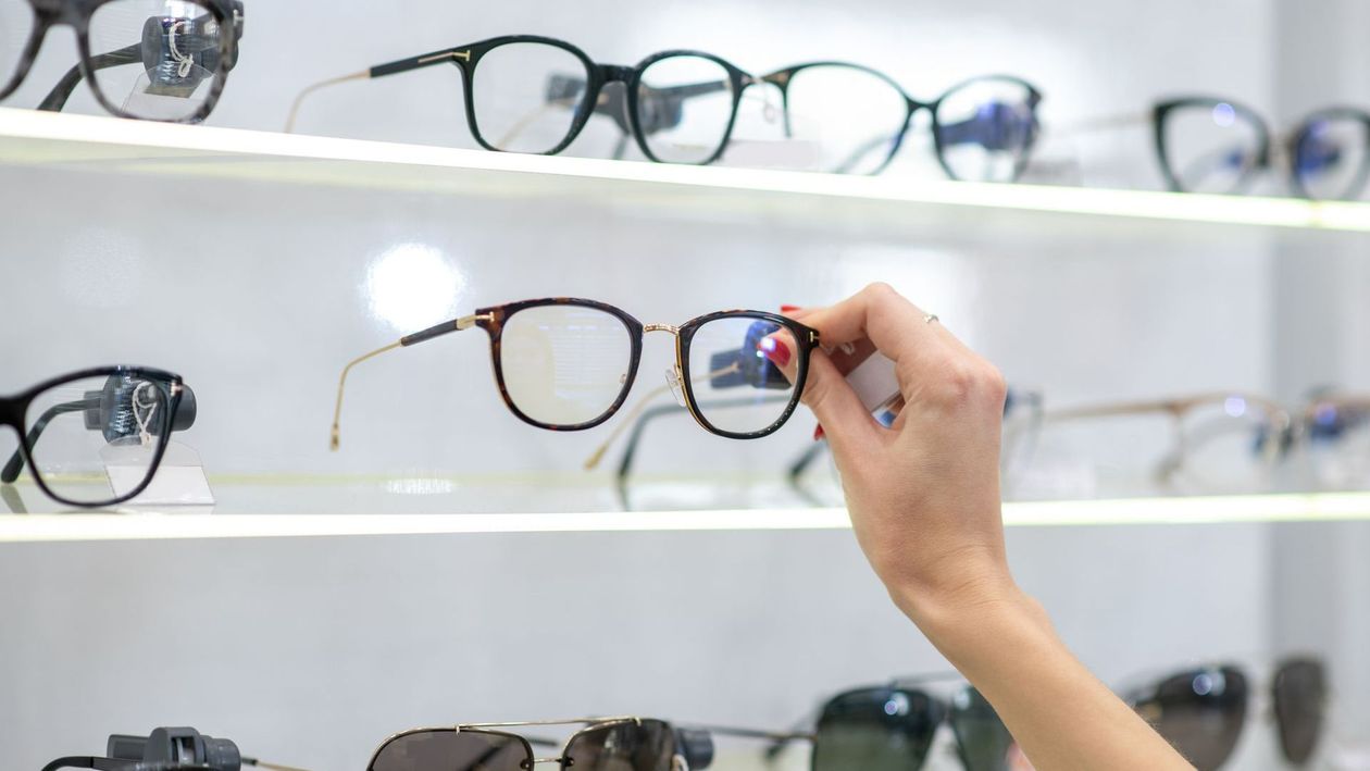 Femme selectionnant une paire de lunettes de vue