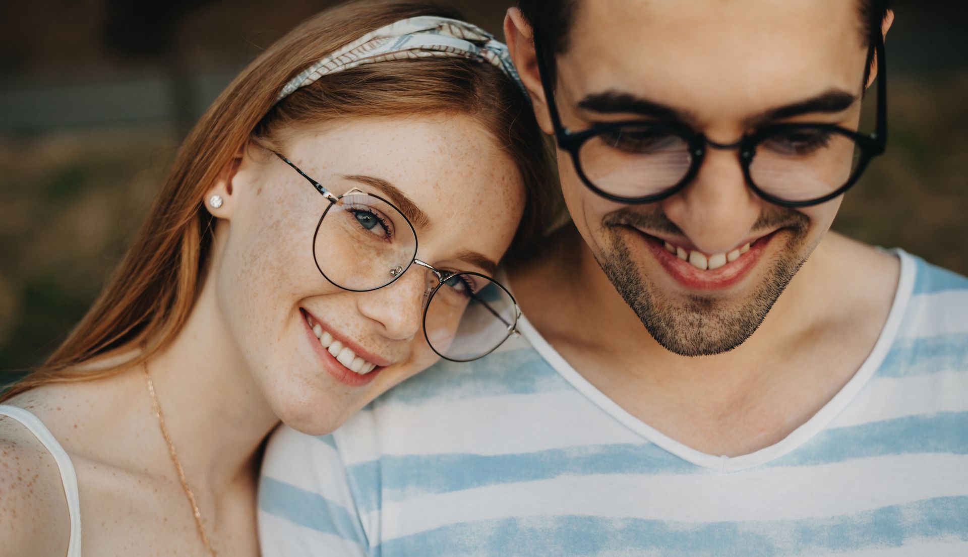 Couple portant des lunettes de vue