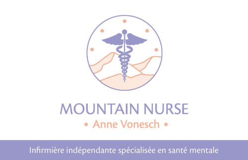 Un logo pour une infirmière de montagne avec un caducée et des montagnes en arrière-plan.