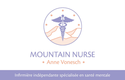 Un logo pour une infirmière de montagne avec un caducée et des montagnes en arrière-plan.