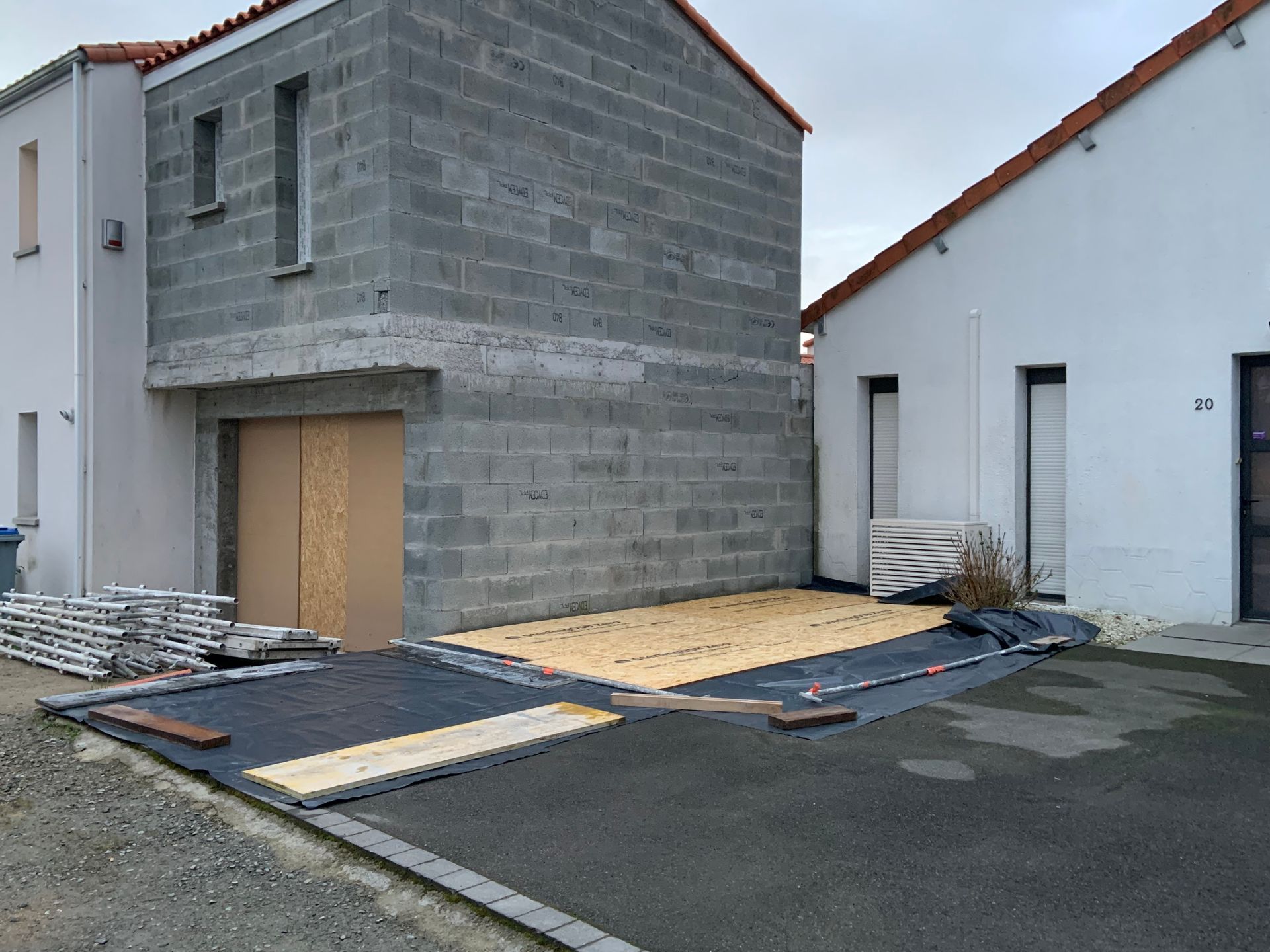 Aménagement de l'extérieur d'une maison en construction