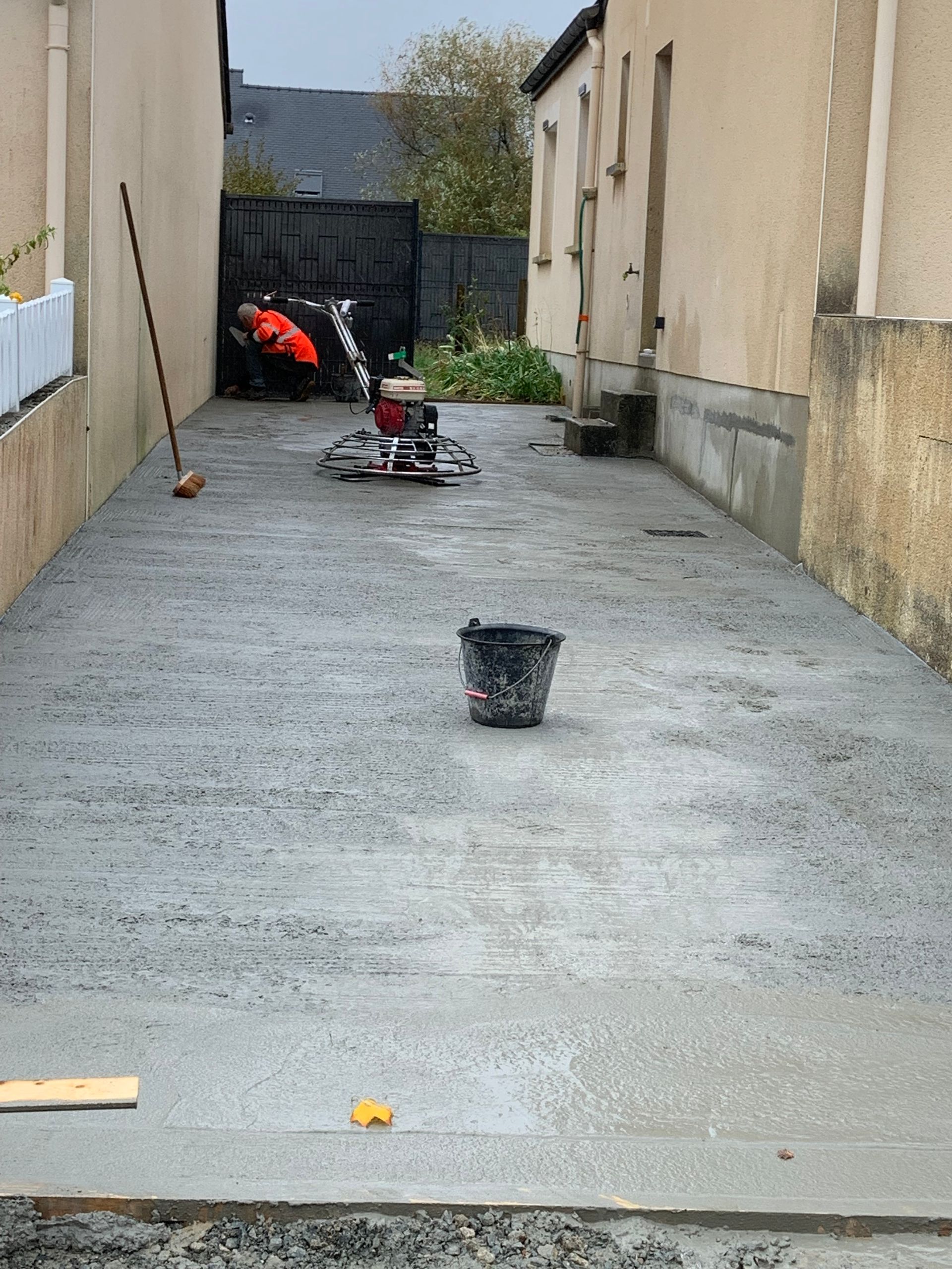 Finitions d'une allée en béton avec les maçons de RS2M Bâtiment