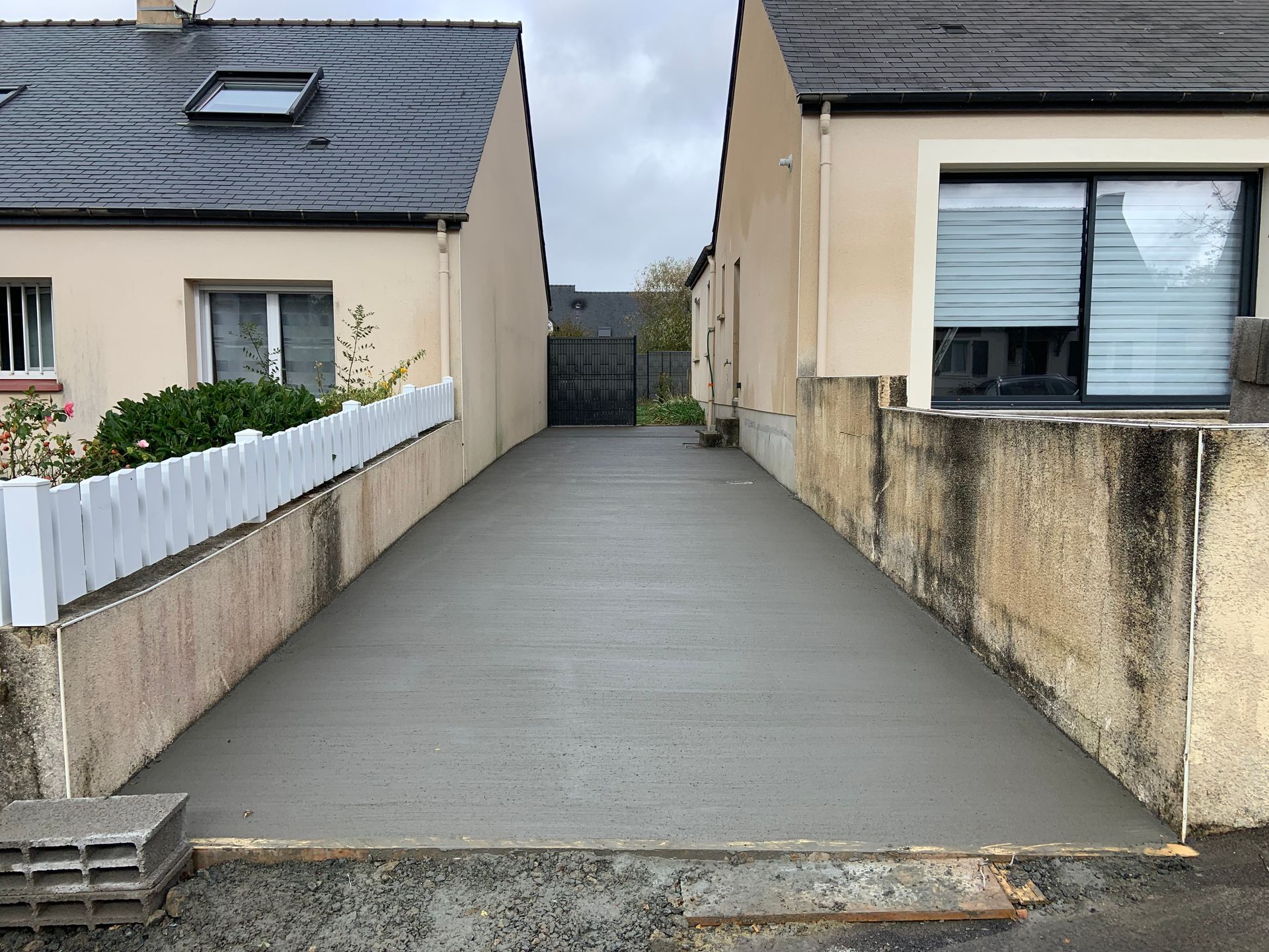 Création d'une allée en béton entre deux maisons