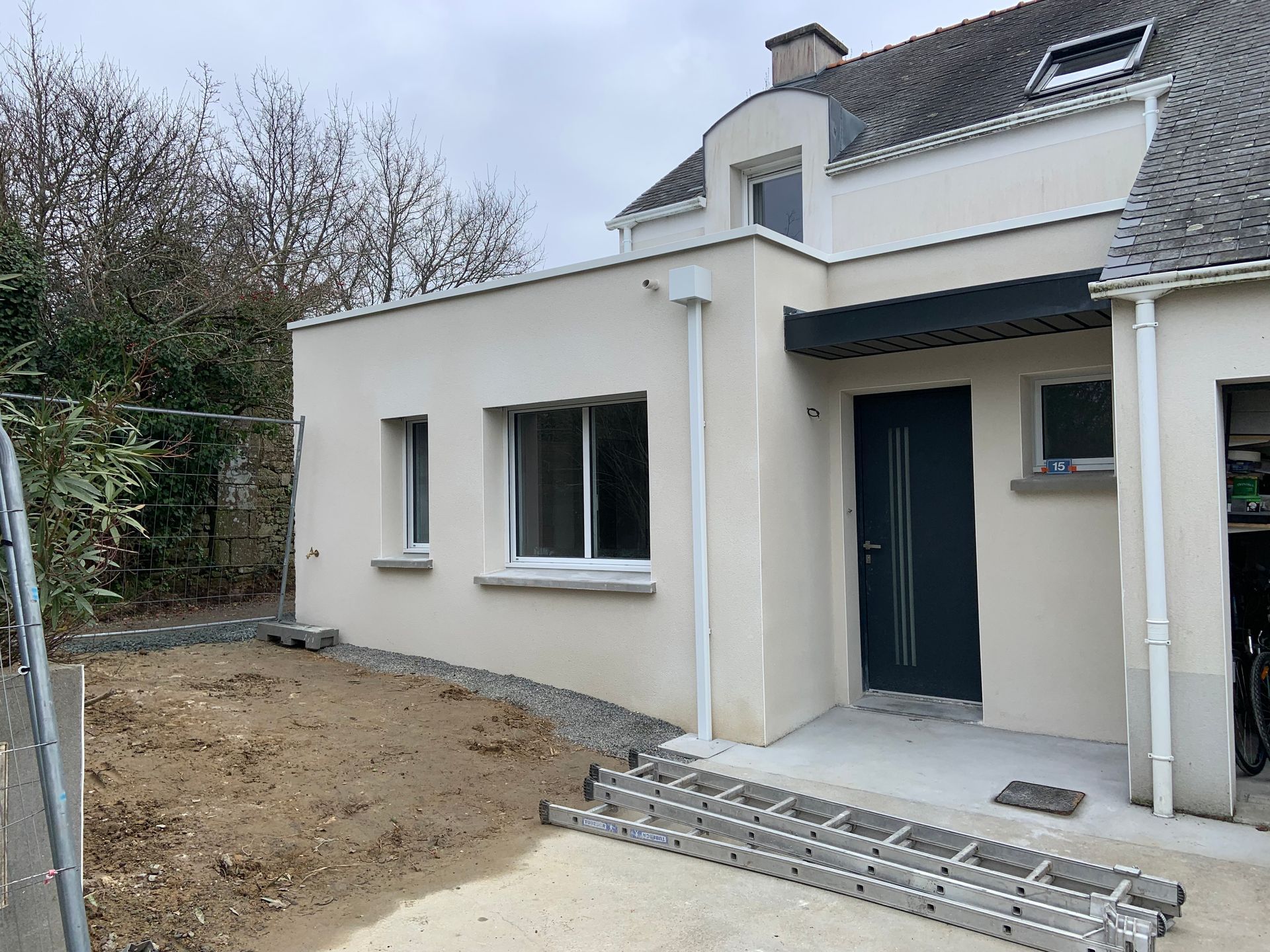 Maison en fin de chantier avec peinture extérieure