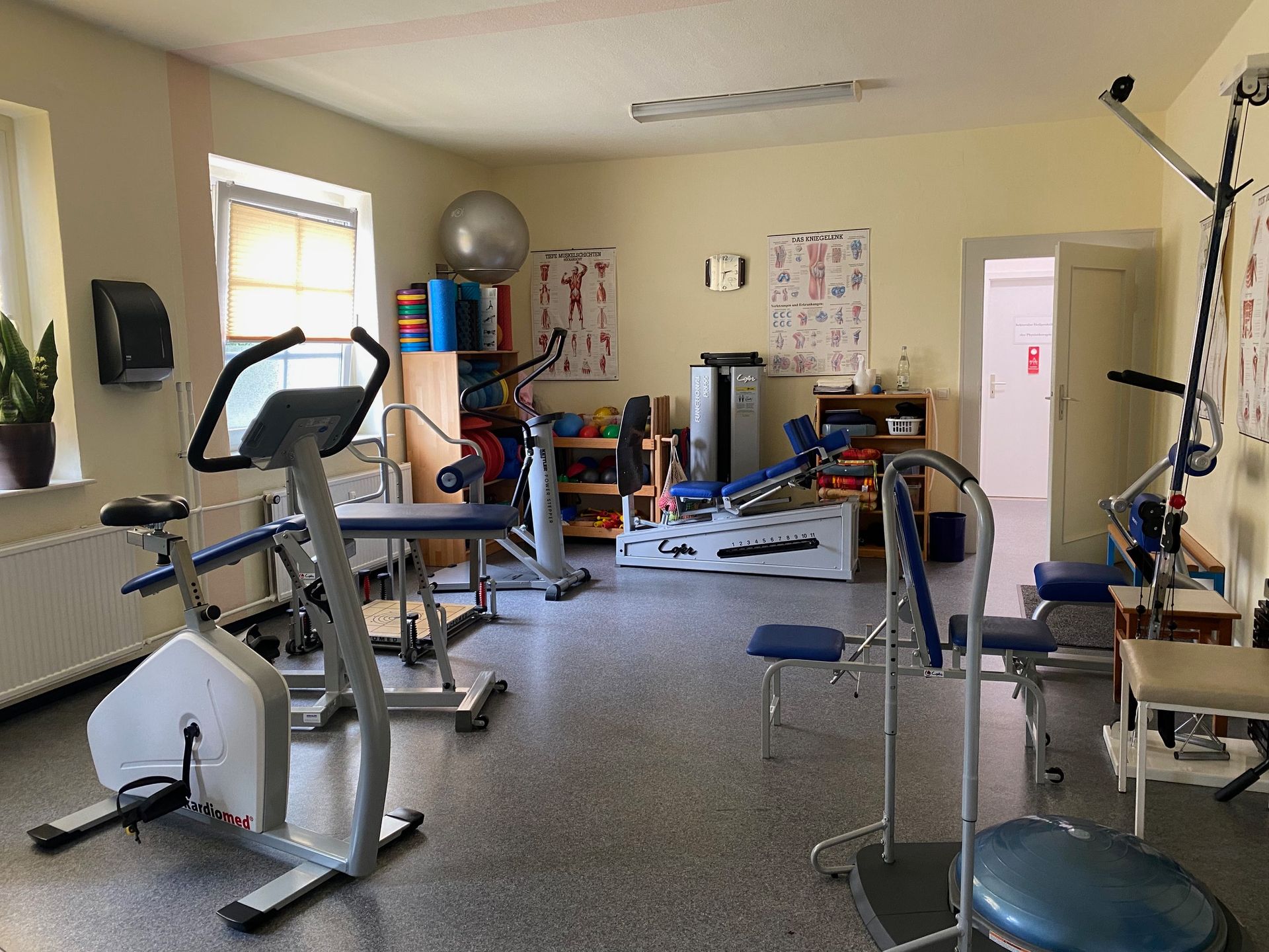 Sportgeräte der Physiotherapie Schenker