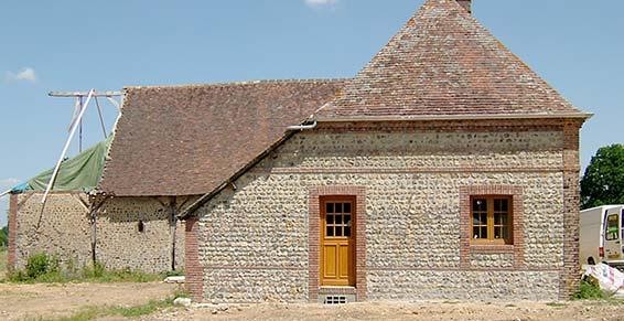 Maconnerie de briques et silex