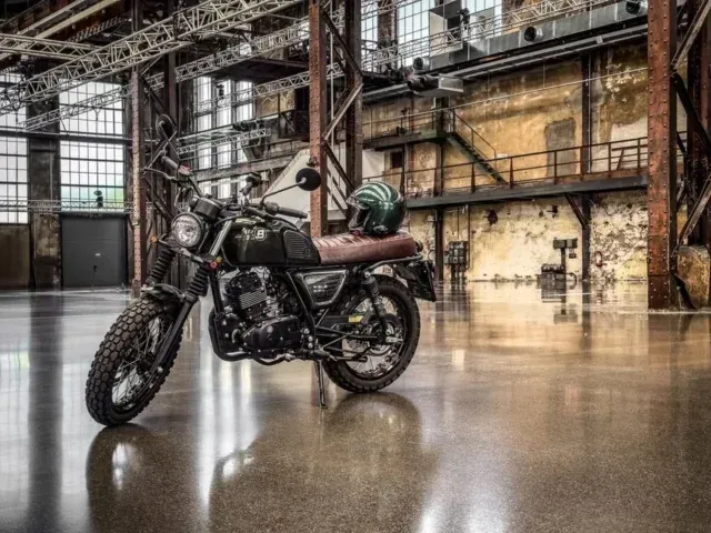 In einer großen Lagerhalle ist ein Motorrad geparkt.