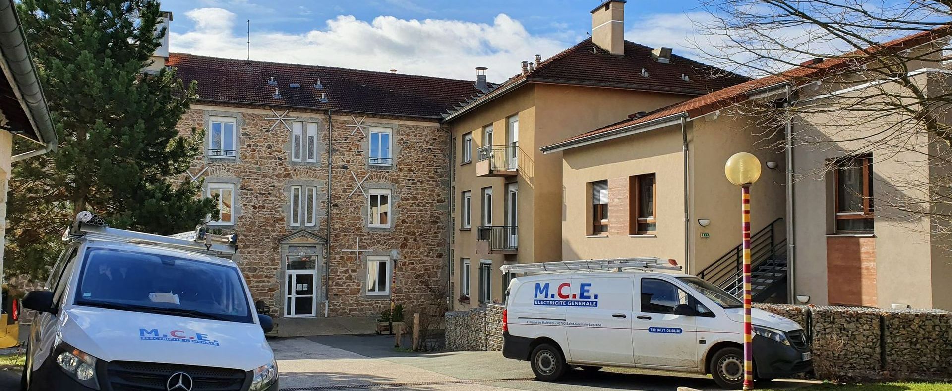 Deux camions de l'entreprise M.C.E dans la rue