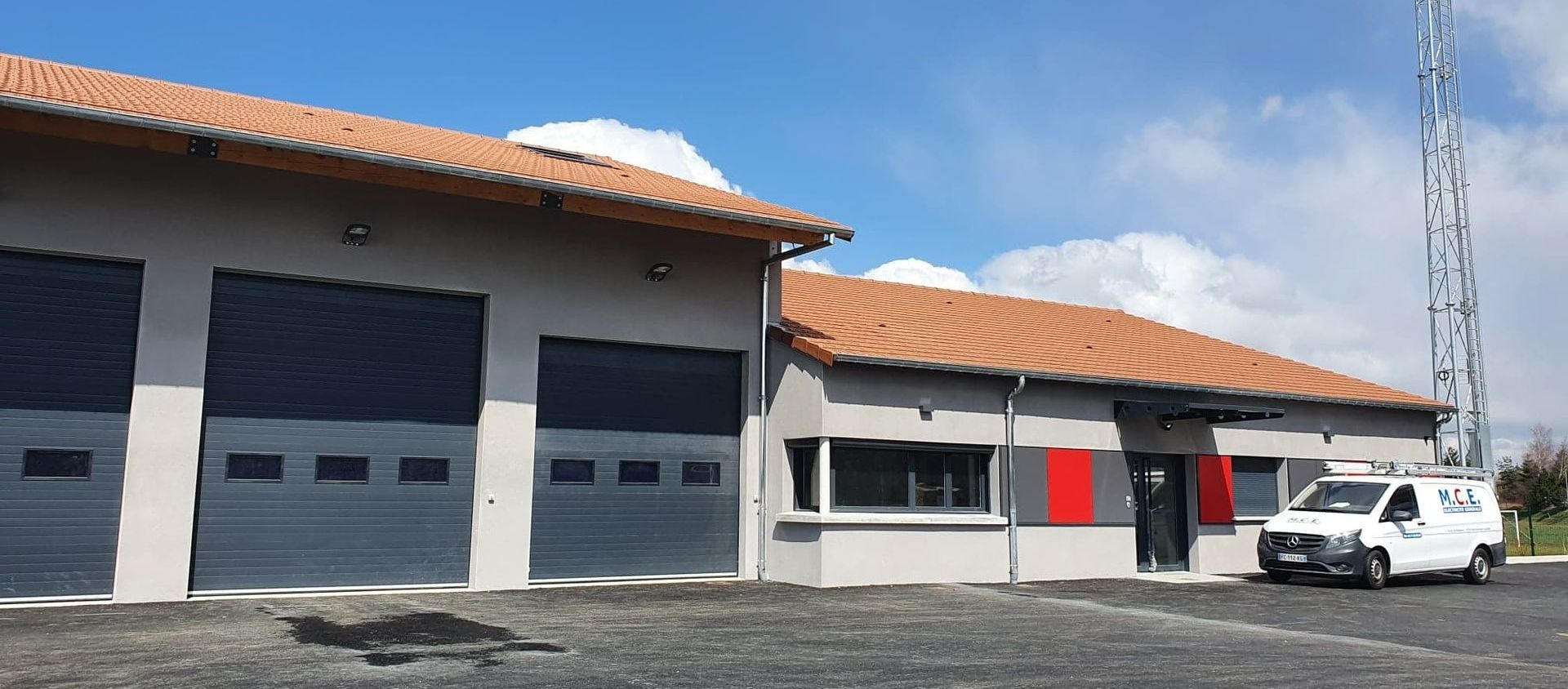 Un bâtiment avec deux garages