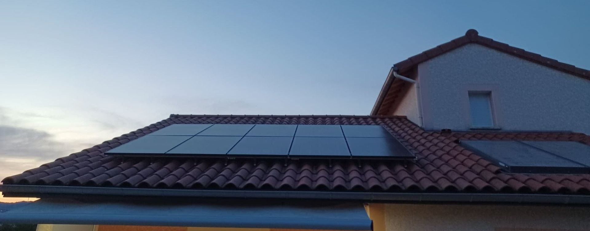 Des panneaux photovoltaïques sur un toit de maison