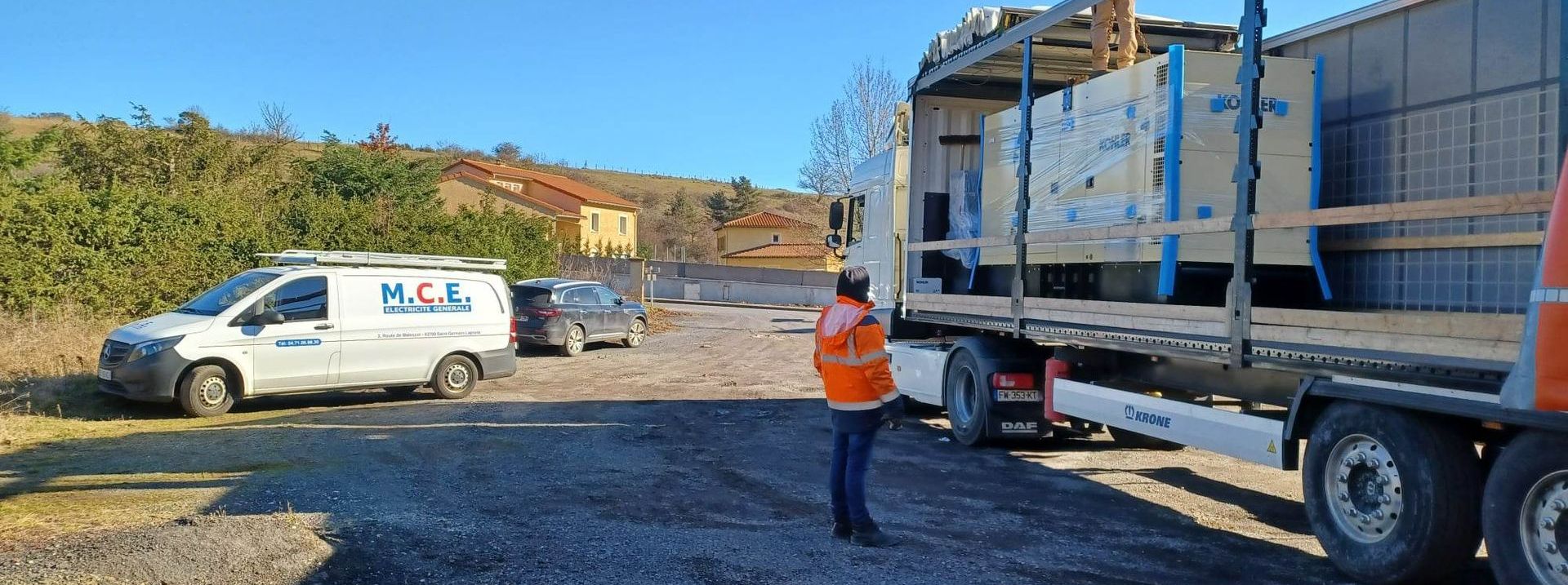 Un homme devant un camion
