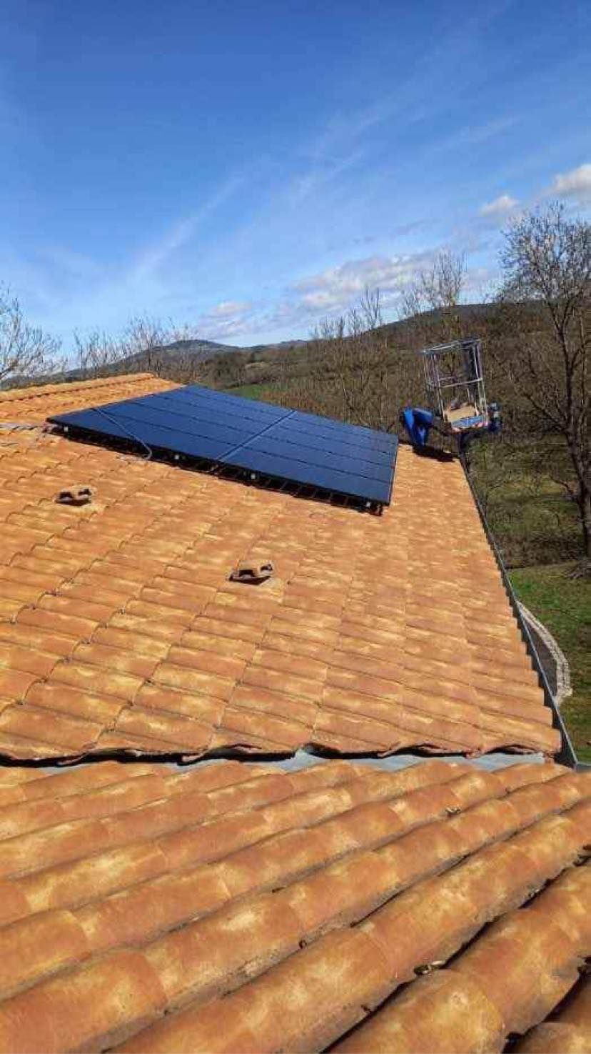 Un panneau photovoltaïque sur un toit en tuiles