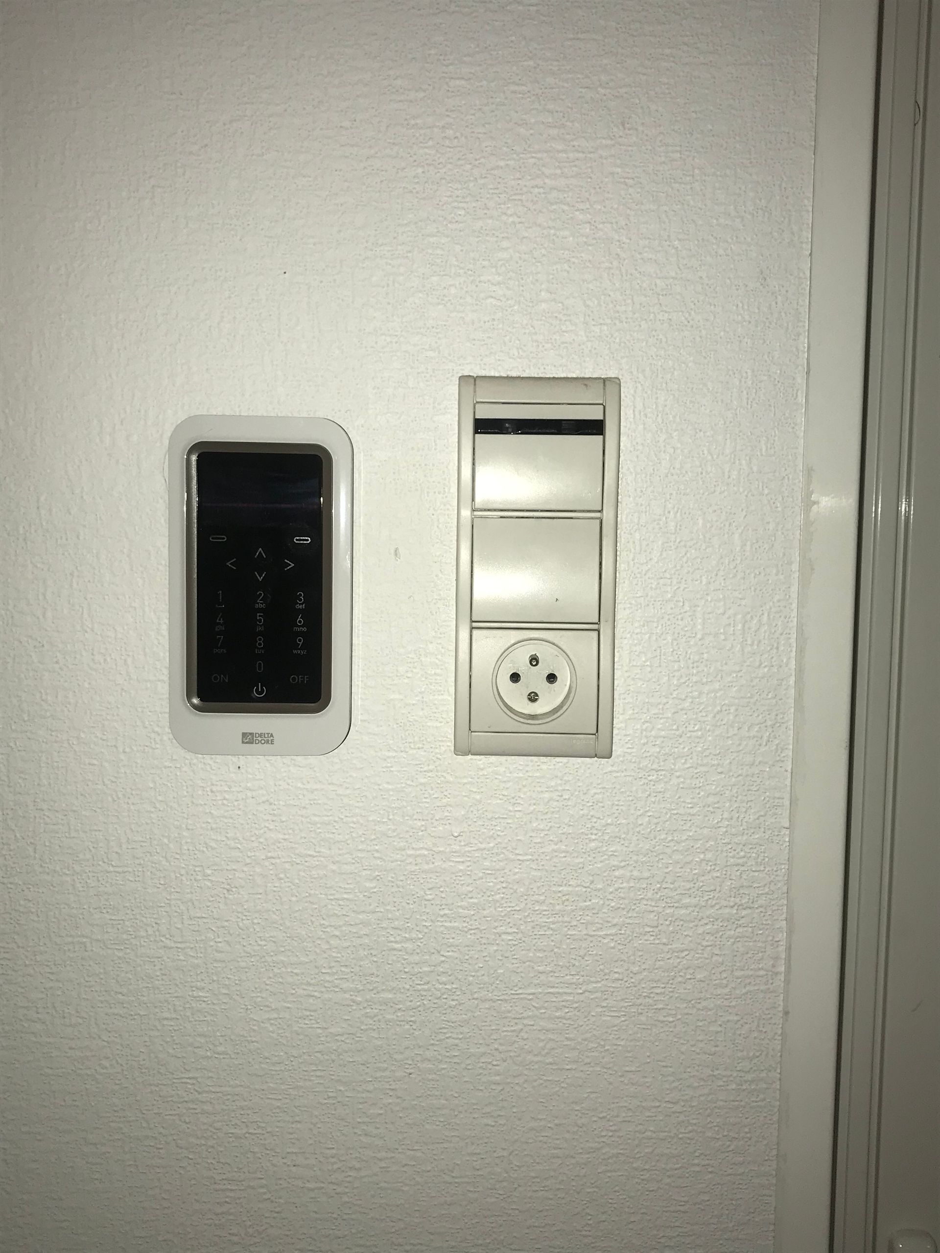 Un appareil pour régler la température et un prise électrique